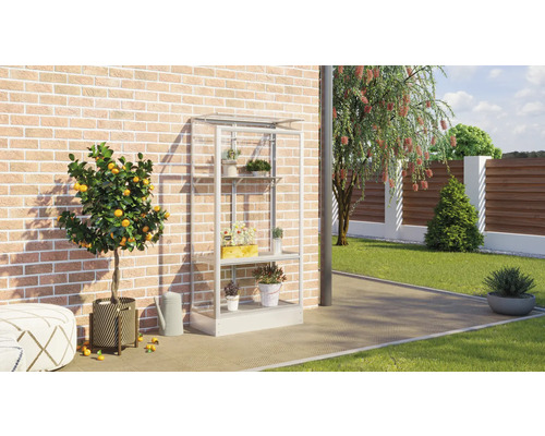 Zahradní scéna se skleníkovou policí, citroníkem a doplňky