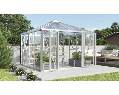 Skleník s rostlinami a regály na zahradě