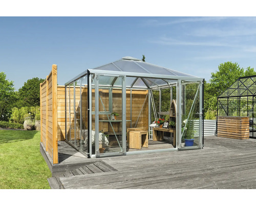 Skleník s hliníkovým rámem a dřevěným obložením na terase