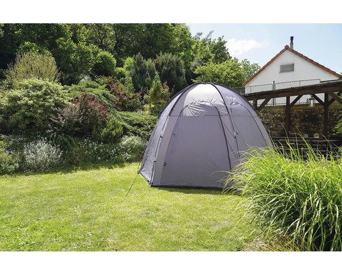 Na trávníku stojí stan pro zahradu.