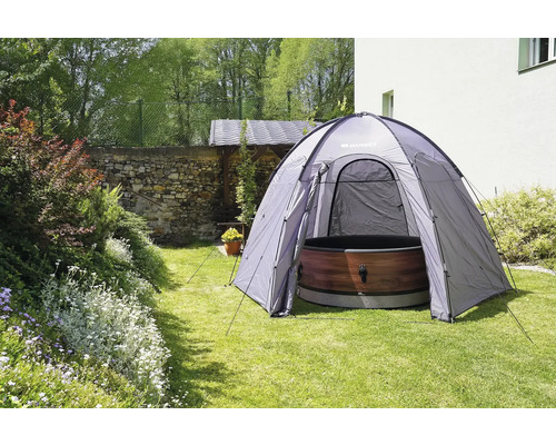 Vířivka s stanem na zahradě