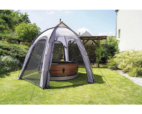 Instalace spa s altánem v zahradě.