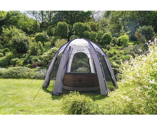 Postavený vířivkový stan na zahradě