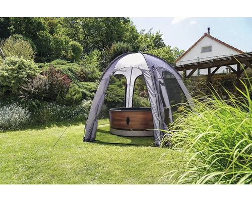 Dřevěný bazén pod kopulovitým stanem v zahradě