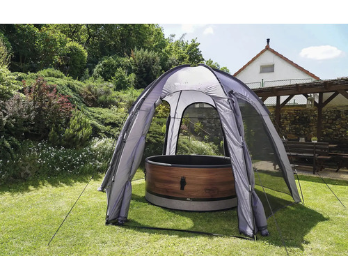 Dřevěná topná vana se stříškou na zahradě