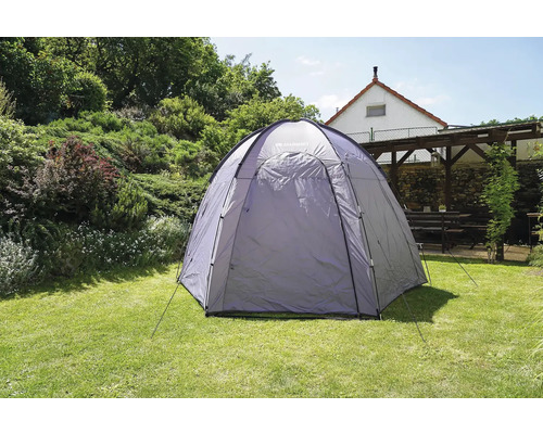 Šedý stan na trávníku