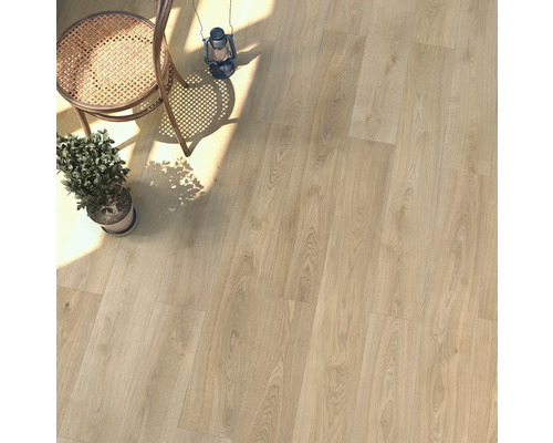 Podlahová krytina se židlí, rostlinou a lampou