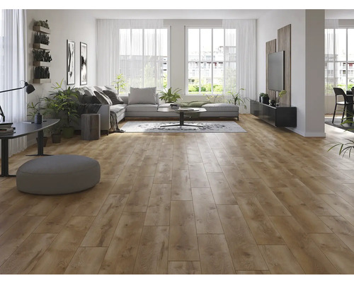 Světlý obývací pokoj s dřevěnou podlahou, pohovkou a okny pro světlé a prostorné prostředí