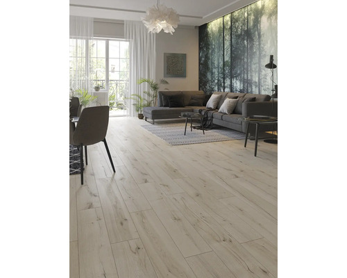 Světlý obývací pokoj s laminátovou podlahou, pohovkou a jídelním stolem.