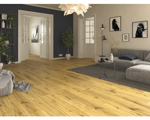 Světlý obývací pokoj s dřevěnou podlahou, pohovkou a dekoracemi