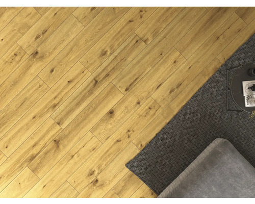 Položená laminátová podlaha s kobercem, gaučem a stolem