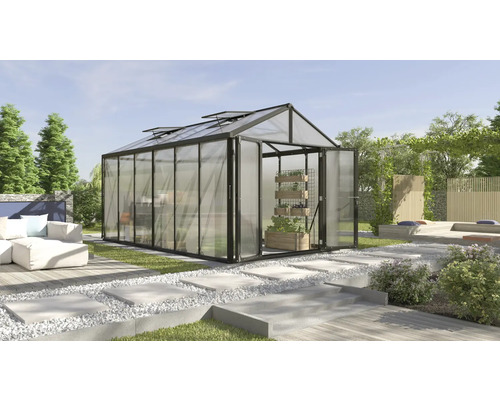 Skleník s otevřenými dveřmi v zahradě se sezením a rostlinami