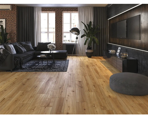 Světlý obývací pokoj s dřevěnou podlahou, pohovkou, stolem a dekorací