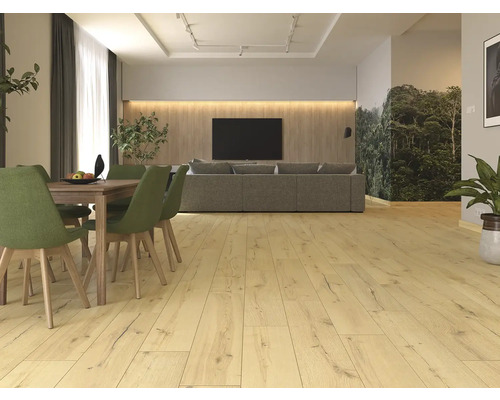 Světlý obývací pokoj s dřevěnou podlahou, jídelním stolem a pohovkou