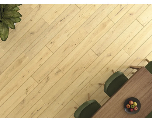 Pohled shora na podlahovou krytinu se stolem, židlemi a rostlinou