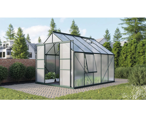 Skleník s otevřenými dveřmi a oknem na zahradě.