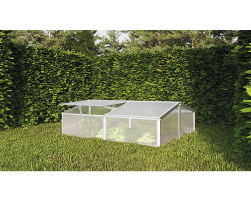 Skleník z hliníku a plastu na zahradě