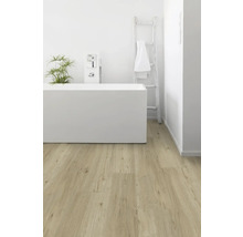 Koupelna s vanou, žebříkem a světlou dřevěnou podlahou