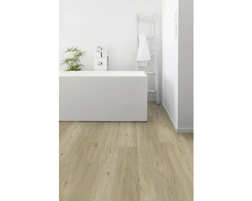 Koupelna s vanou, žebříkem a světlou dřevěnou podlahou