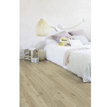 Ložnice s postelí a světlou dřevěnou podlahou