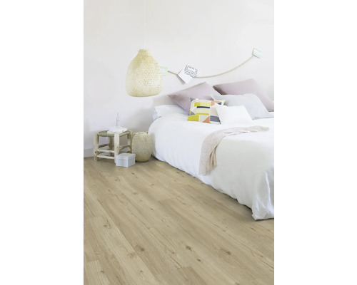 Ložnice s postelí a světlou dřevěnou podlahou