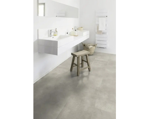 Koupelna s umyvadlem, zrcadlem, radiátorem, stoličkou a košem pro světlé a přátelské prostředí.