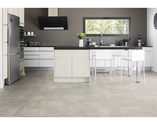 Moderní kuchyně s kuchyňskou linkou, kuchyňským ostrůvkem a podlahou