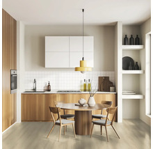 Světlá kuchyně s dřevěnými prvky, jídelním stolem a policemi