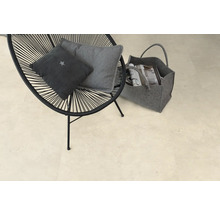 Scéna se židlí s polštáři a taškou