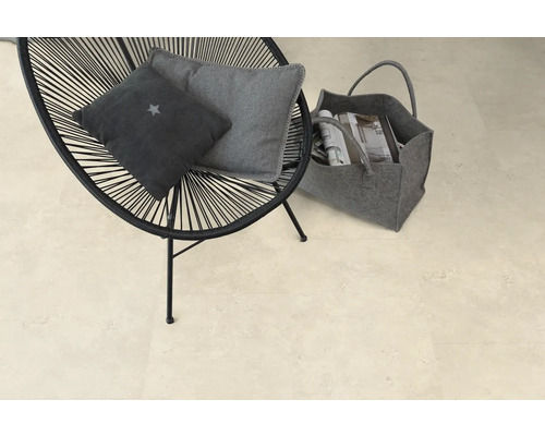 Scéna se židlí s polštáři a taškou