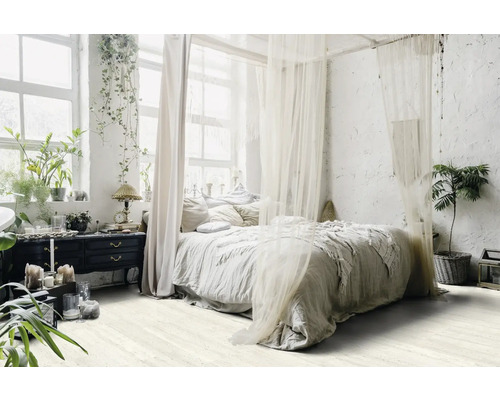 Světlá ložnice s nebesy, rostlinami a komodou