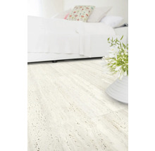 Světlá podlaha v ložnici s postelí a vázou na květiny