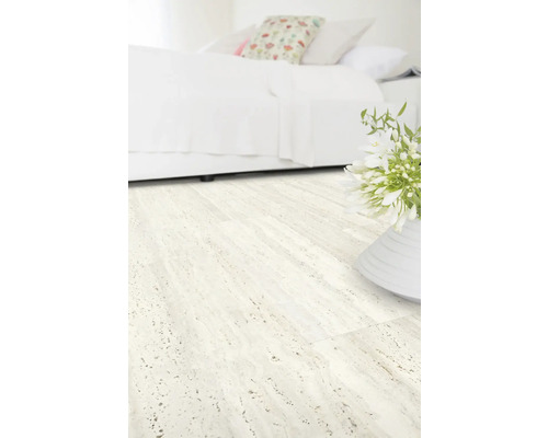 Světlá podlaha v ložnici s postelí a vázou na květiny