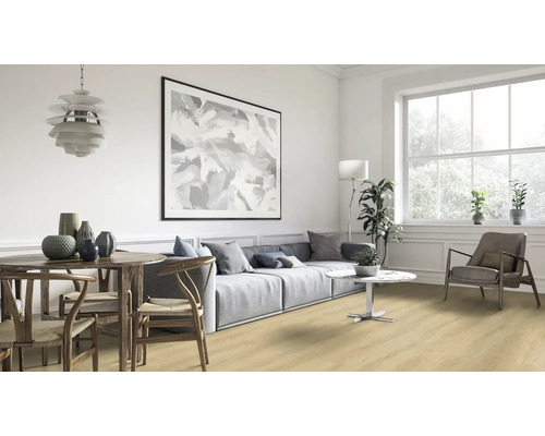 Světlý obývací pokoj s jídelním stolem, pohovkou a velkým oknem.