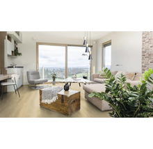 Světlý obývací pokoj s pohovkou, křeslem, dřevěnou truhlou a dřevěnou podlahou