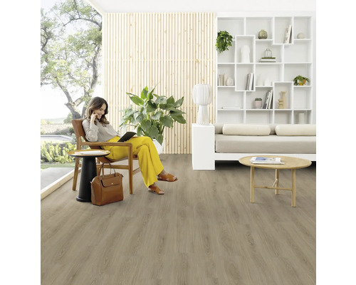 Obývací pokoj s dřevěnou podlahou a ženou sedící na židli