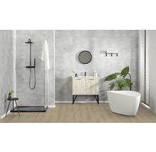 Moderní koupelna se sprchou, umyvadlem, zrcadlem a volně stojící vanou.