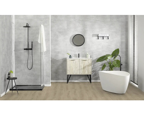 Moderní koupelna se sprchou, umyvadlem, zrcadlem a volně stojící vanou.