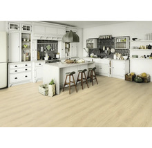 Světlá kuchyně s kuchyňským ostrovem, barovými stoličkami a světlou dřevěnou podlahou.