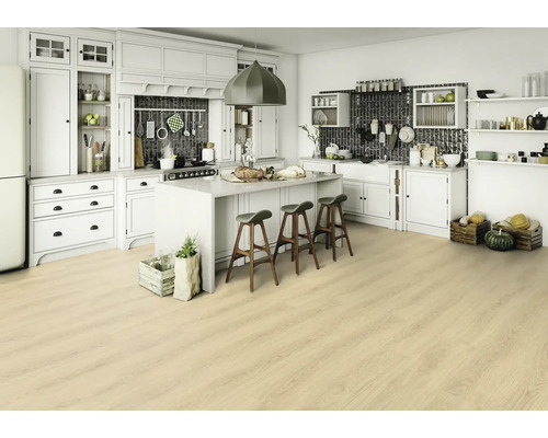 Světlá kuchyně s kuchyňským ostrovem, barovými stoličkami a světlou dřevěnou podlahou.