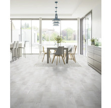 Světlý obývací pokoj s jídelním stolem a vinylovou podlahou s kamenným vzhledem