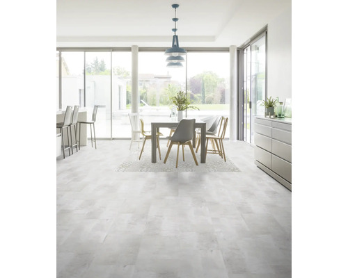 Světlý obývací pokoj s jídelním stolem a vinylovou podlahou s kamenným vzhledem