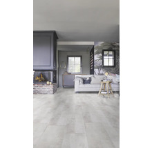 Světlý obývací pokoj s krbem, pohovkou a světlou dřevěnou podlahou