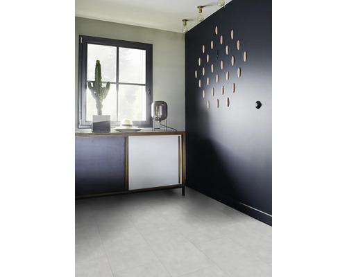 Interiér s komodou, dekorací a nástěnnými prvky