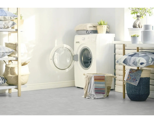 Prádelna s pračkou, regály a dekorací