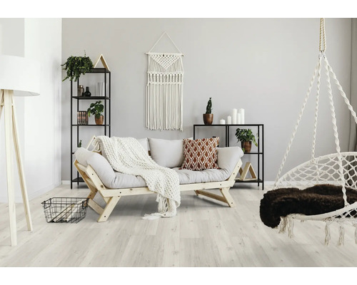 Obývací pokoj s pohovkou, regály a závěsným košem