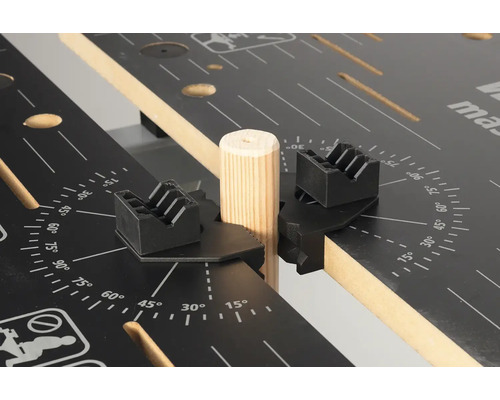 Pracovní stůl s dřevěným kolíkem a zobrazením úhlů