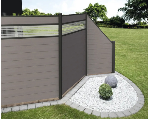 Plastový zahradní plot s dekorativními prvky a štěrkovým záhonem