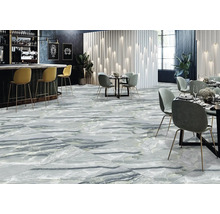 Interiérový pohled na restauraci s podlahovými dlaždicemi vzhledu mramoru, bar a stoly.