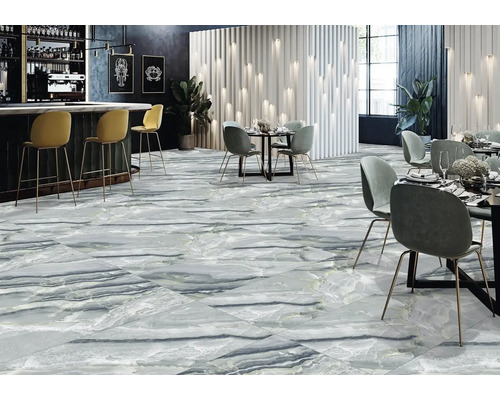 Interiérový pohled na restauraci s podlahovými dlaždicemi vzhledu mramoru, bar a stoly.